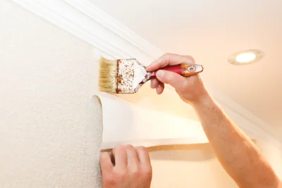 Pose de papier peint à Saint-Ilpize — revêtements muraux et toiles de verre